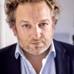 Franz-Rudolf Lang 飾演 Sébastien Mangelle