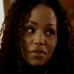 Miku Graham 飾演 Liz