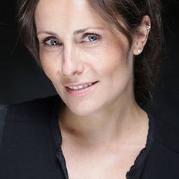 Elisabeth Duda 飾演 Laurence (uncredited)