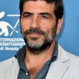 Claudio Castrogiovanni 飾演 Calarco