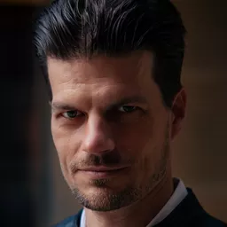 Philip Nathanael 飾演 Villager Treadwell