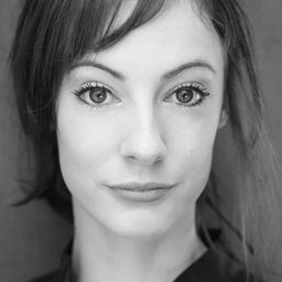 Kathryn Carpenter 飾演 Athena