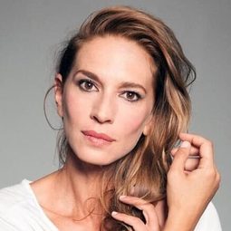 Laura Domínguez 飾演 Ángela