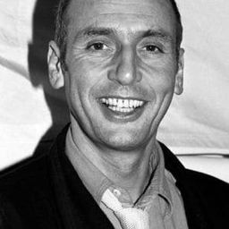 Stephen Yardley 飾演 Alan