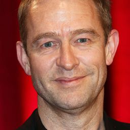 Grant Masters 飾演 Major Anthony Lester