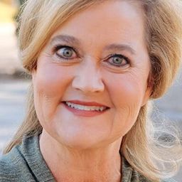 Julie Ann Doan - 逃出絕命鎮演員 飾演April Dray