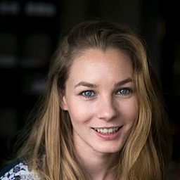 Emöke Zsigmond 飾演 Juli