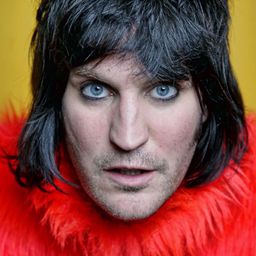 Noel Fielding 飾演 Self