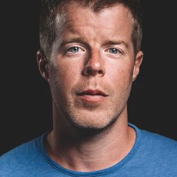 Stephen Wight 飾演 Gary Mac