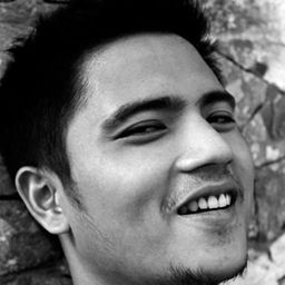 潔西·門多薩 飾演 Roman