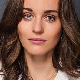 Emma Annand 飾演 Amy Parks