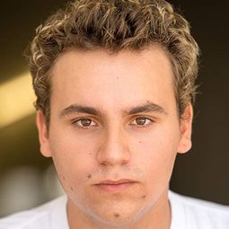 Sage Ryan 飾演 Tattered Caroler (voice)