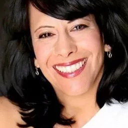 蜜斯帝·羅莎斯 飾演 Foki Scout