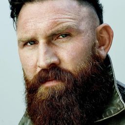 Devan Long 飾演 George