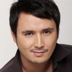 約翰·艾斯特拉達 飾演 King Espinosa