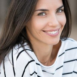 Irene Cassanelli - 五星級聖誕演員 飾演Hostess