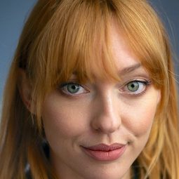 Emily Eaton-Plowright 飾演 Mom