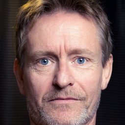 亨利·馬士達 - 奧海姆一家演員 飾演Tormod Veen