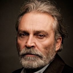 哈路克·畢金奈 飾演 Narrator