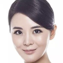 李鑫雨 飾演 Miss Boss