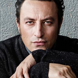 厄努爾·塞拉克 - 愛琴海沒有空氣導演