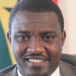 John Dumelo 飾演 