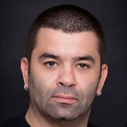 Bülent Şakrak 飾演 Ayhan