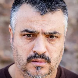 Ilir Jacellari 飾演 