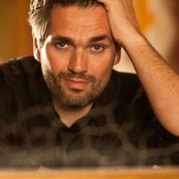 Peter Lodahl 飾演 Lucio