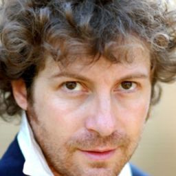 Vincenzo Diglio 飾演 Cameriere