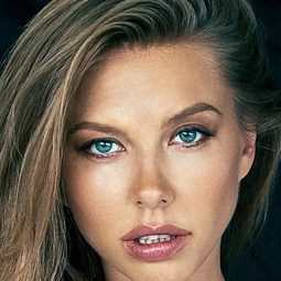 Julia Lanski - 母親與女兒演員 飾演Anastasia