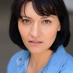 Mia Blake 飾演 Charlene