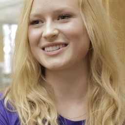 Vera Rudi 飾演 Anja Kihle