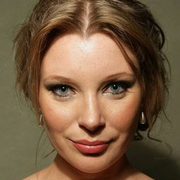 Veronica Sywak 飾演 Bijou