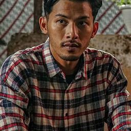 Aksara Dena 飾演 Mas Wildan