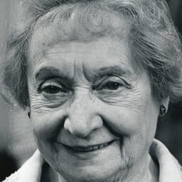 Gabrielle Doulcet 飾演 Mélanie, Michel's grandmother