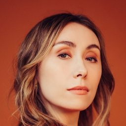 Caitlin Reilly 飾演 