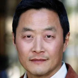 斯蒂夫·樸 飾演 Fr. Dan