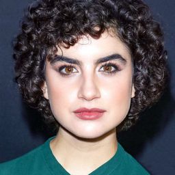 莎拉·亞金 飾演 Julie