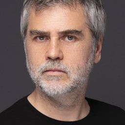 Serhat Tutumluer 飾演 Cevat