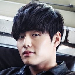 姜河那 飾演 Jin