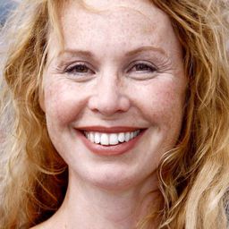 Carole Richert 飾演 Adèle