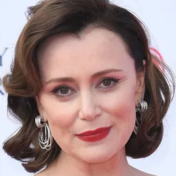 姬莉候斯 飾演 Dessie Brabant