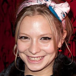 安娜貝爾・德克斯特 - 瓊斯 飾演 Harper