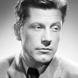 Józef Łodyński 飾演 Sgt. Wojciech Najsarek, Station-Master