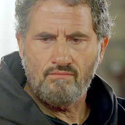 Adriano Pappalardo 飾演 carabiniere