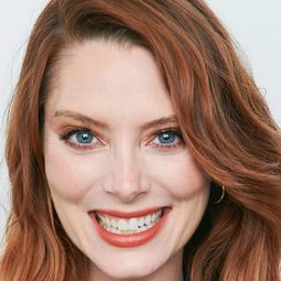 艾普爾·鮑白 - 致命尋親演員 飾演Ms. Hanson