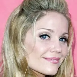 Virginia Williams - 橄欖球傳奇演員 飾演Debbie