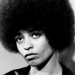 Angela Davis 飾演 Self