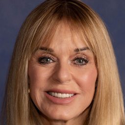 Leslie Koch Foumberg - Something's More Than One Thing演員 飾演Tour Group Member / Nail Salon Patron